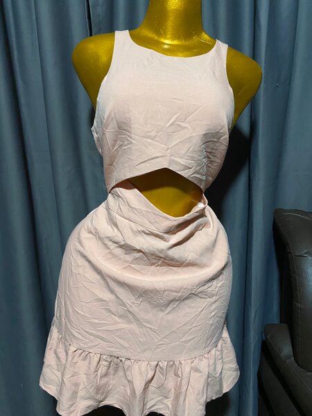 Robe rose saumon découpe chic