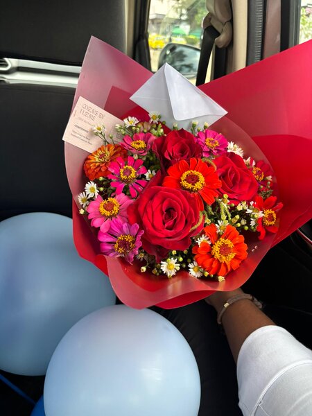 Bouquet de roses et marguerites