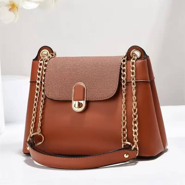 sac avec chaîne en or