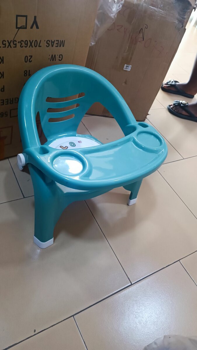 Kids chair with feeding tray