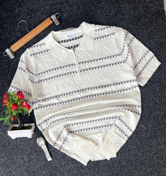 Polo léger en tricot rayé