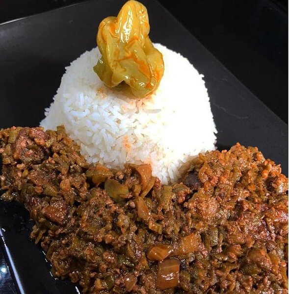 Gombo grillé accompagné de riz