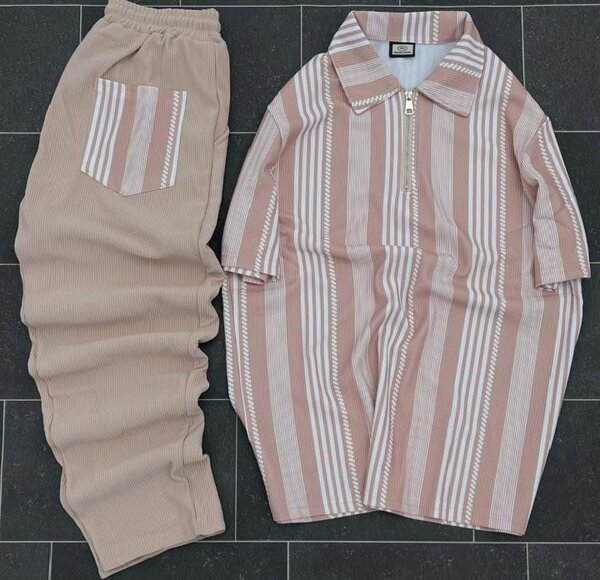 Tenue de survêtement rayée élégante