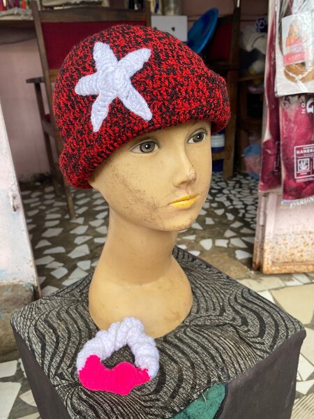 Bonnet tricoté rouge étoile