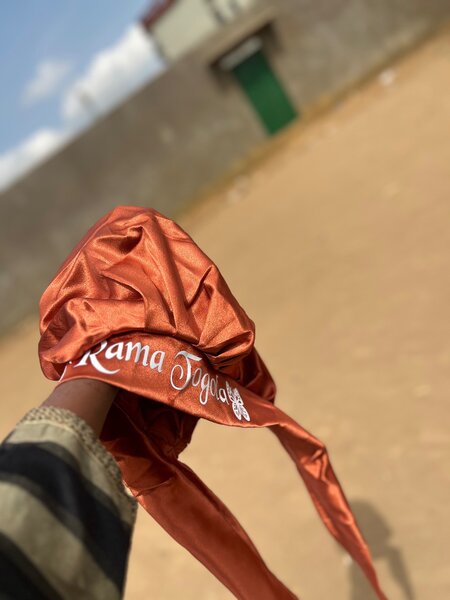 Bonnets en satin personnalisés