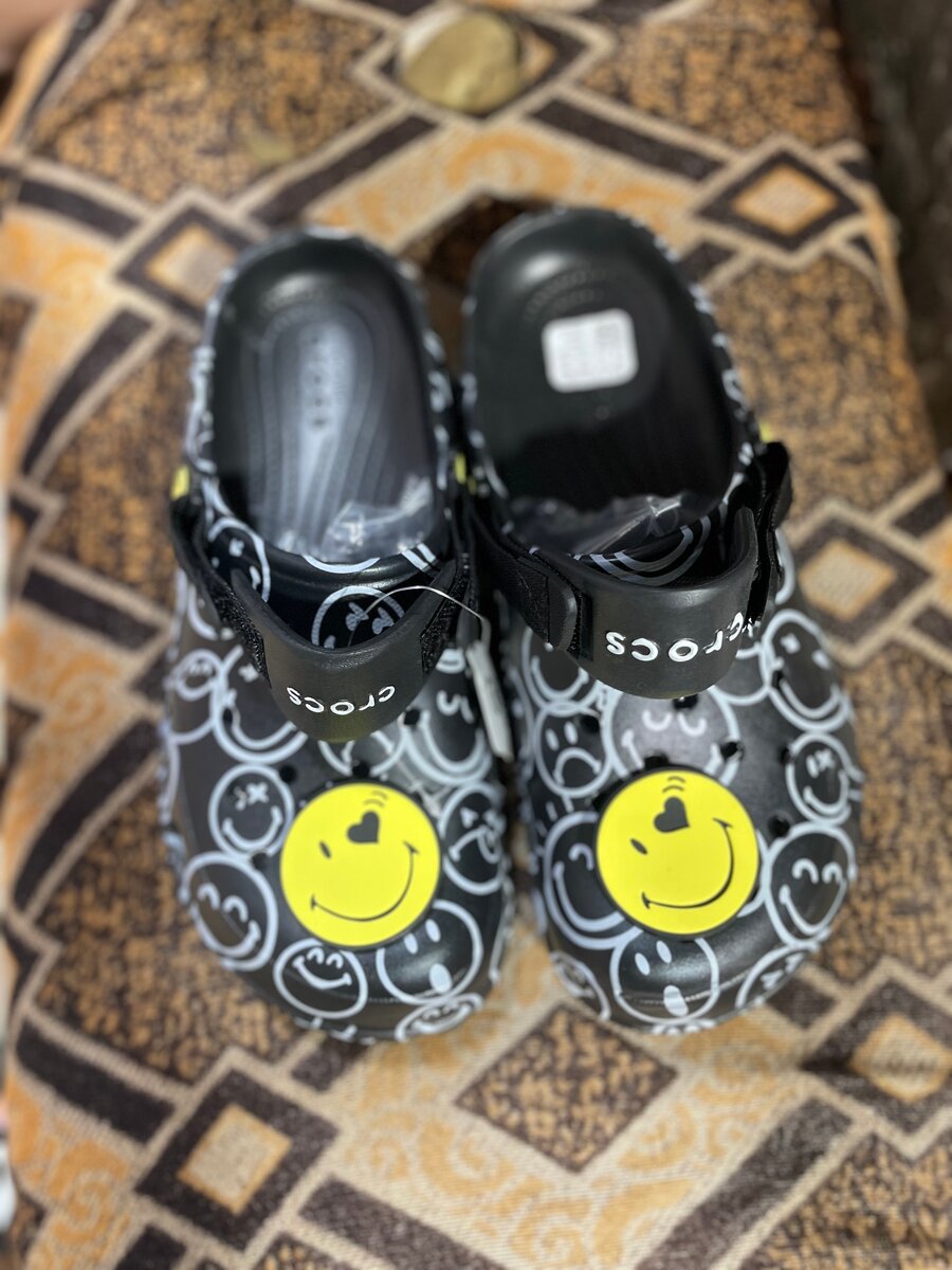 Sabots à motifs souriants