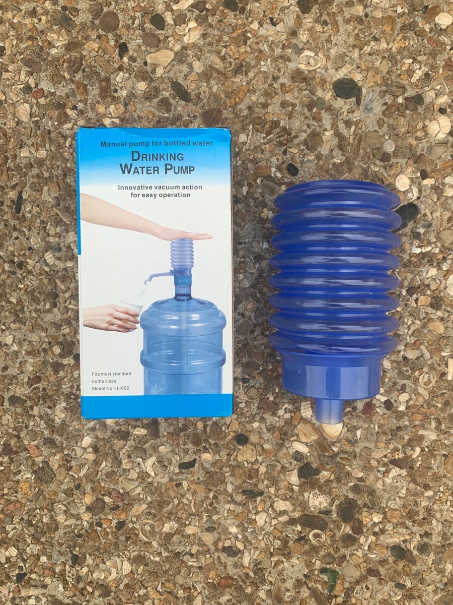 Manual water dispenser