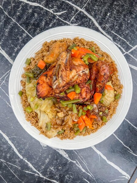 Plat de Riz avec Sauce Épicée