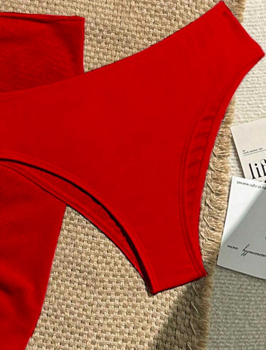 Bikini rouge avec paréo élégant