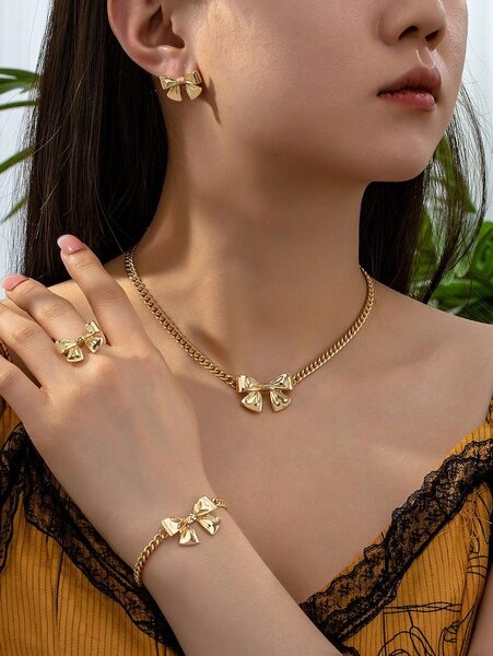 Bijoux dorés élégants