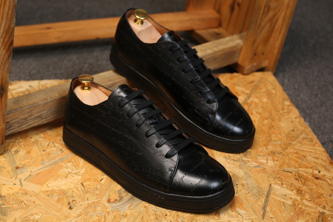 Sneakers en cuir gravé bleu et noir