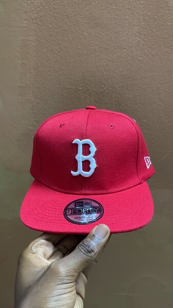 Casquette rouge brodée B