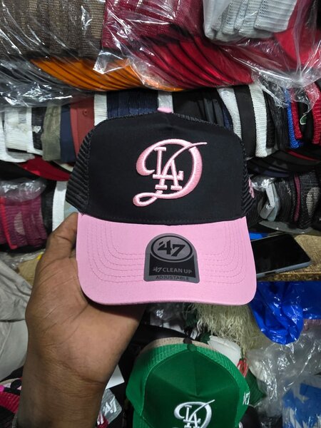 Casquette noire et rose LA