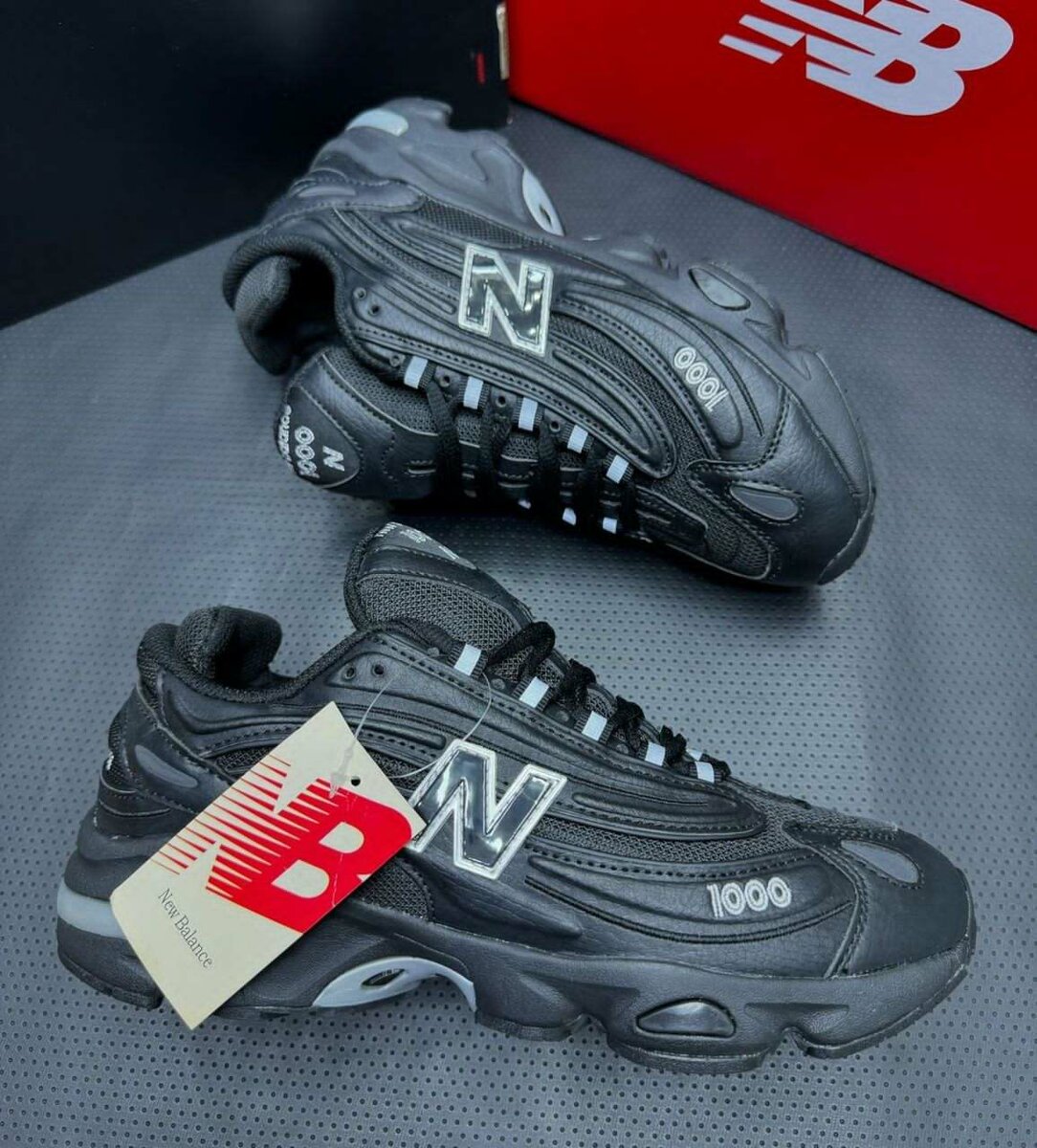 NEW BALANCE SNEAKERS.