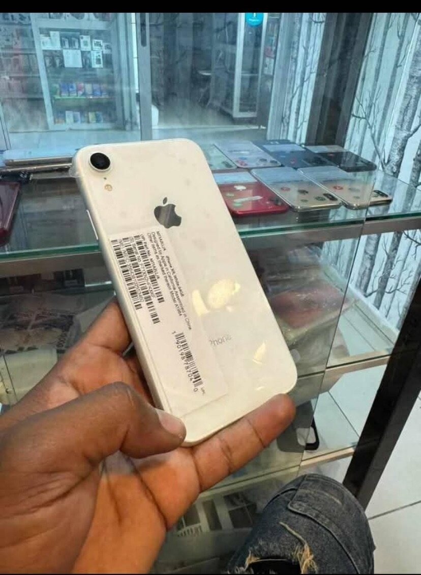 iPhone XR casi neuf colis