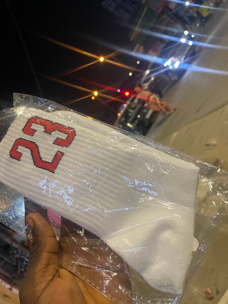 Chaussettes blanches avec logo rouge