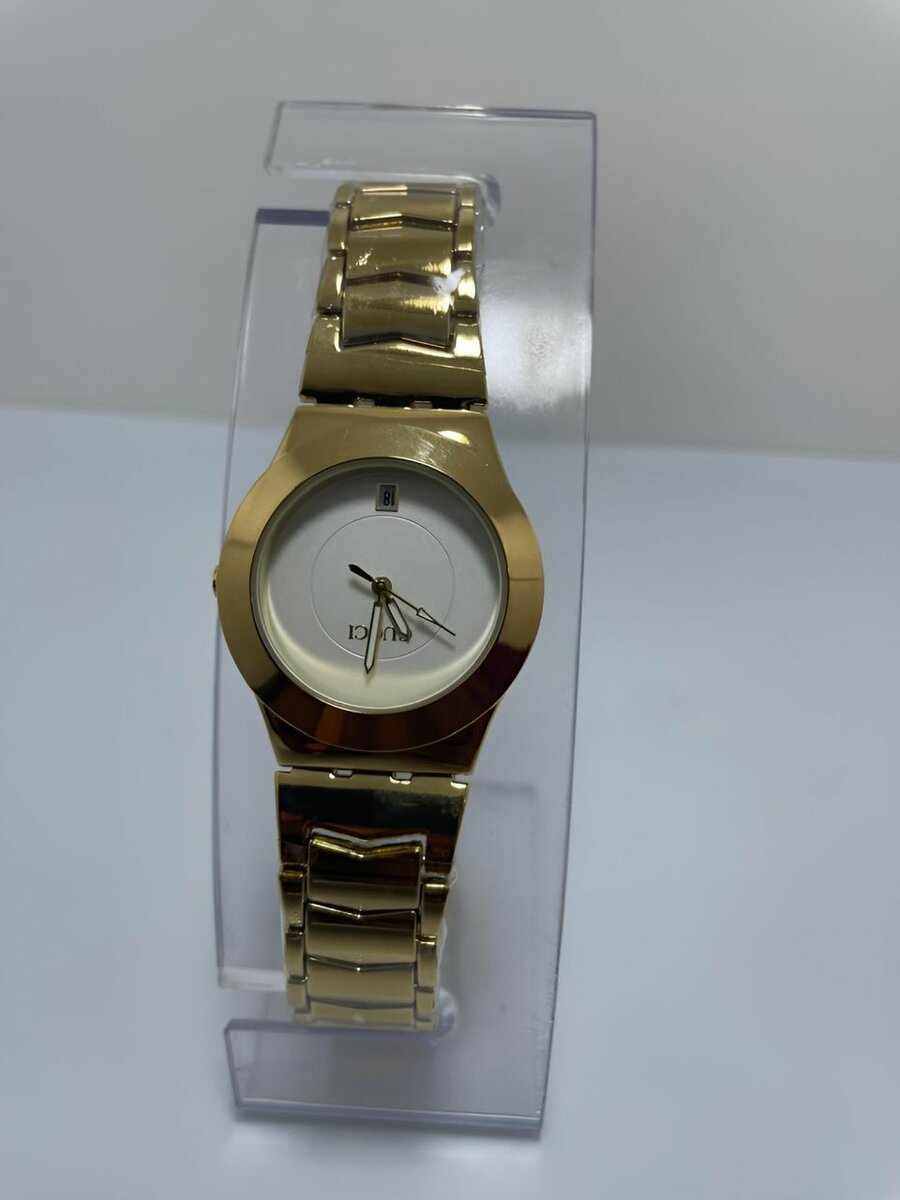 Montre en acier luxueux