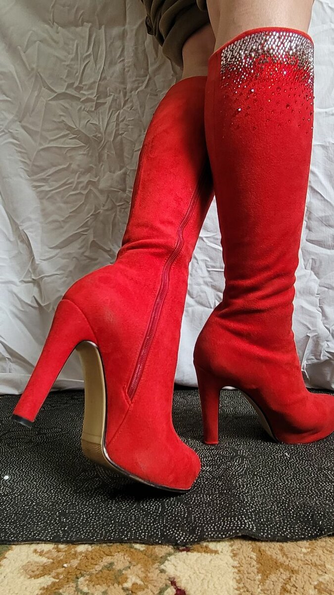 Красные сапоги на каблуках