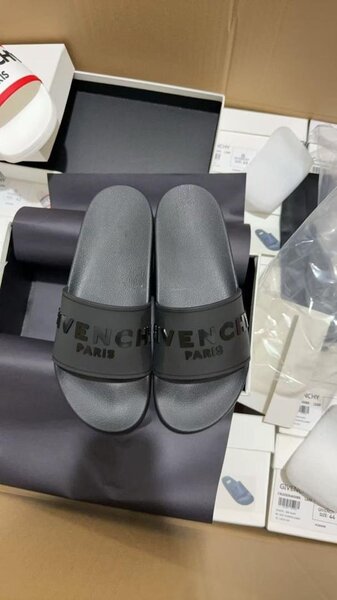 Tongs de marque élégantes