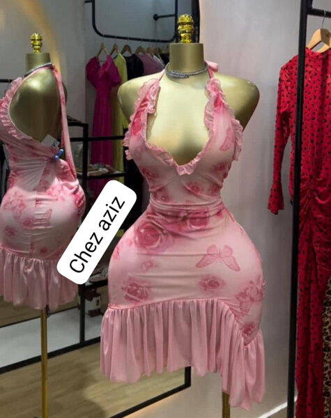 Robe rose à motifs floraux