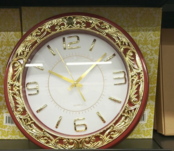 Horloge murale dorée classique