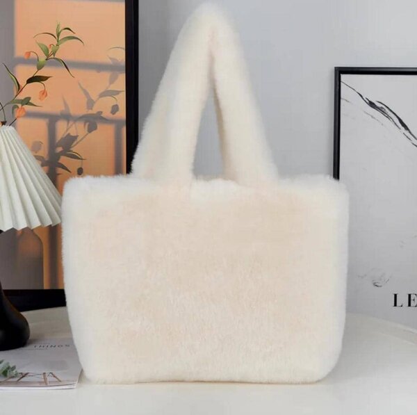Sac fourrure blanc élégant