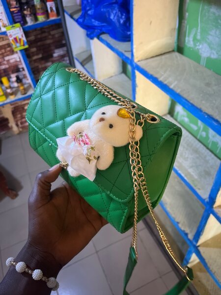 Sac à main vert avec ours