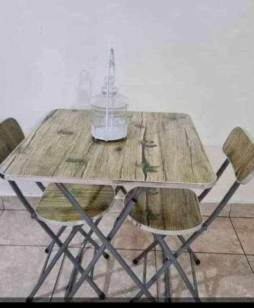 Table et chaises en bois