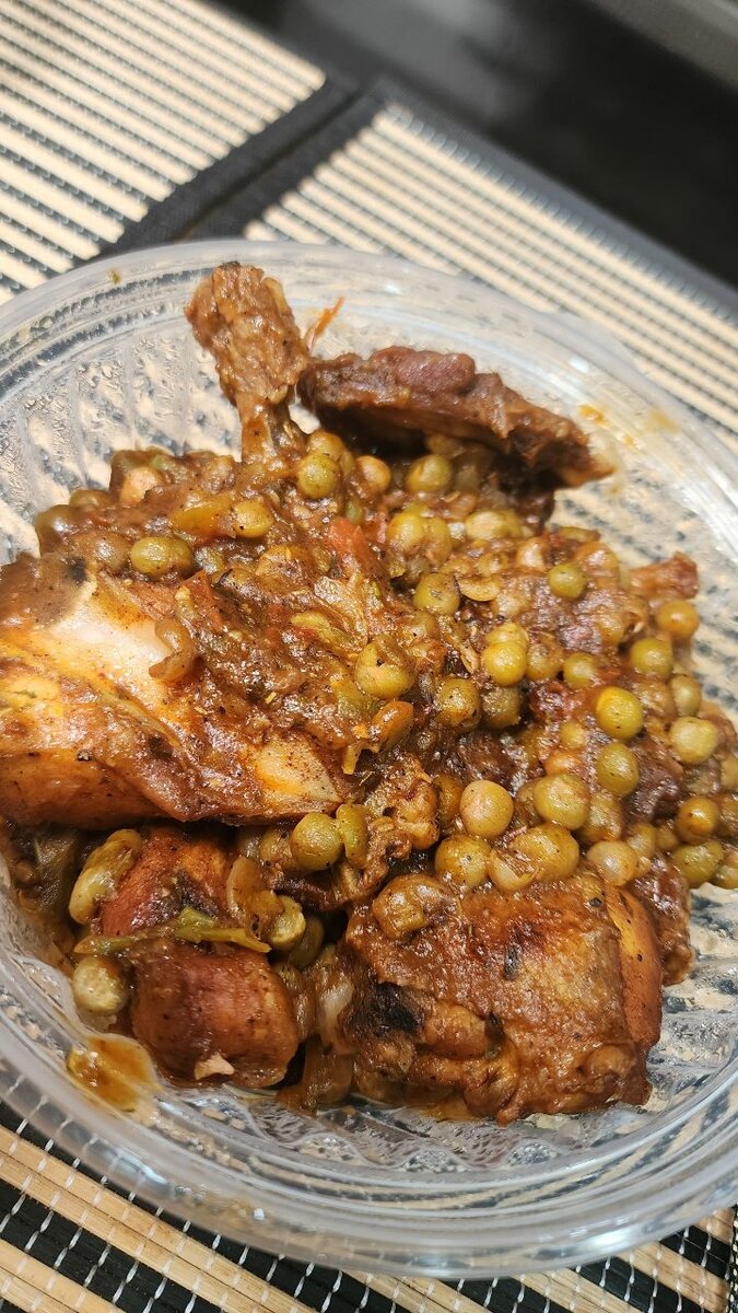 Poulet mijoté aux pois verts