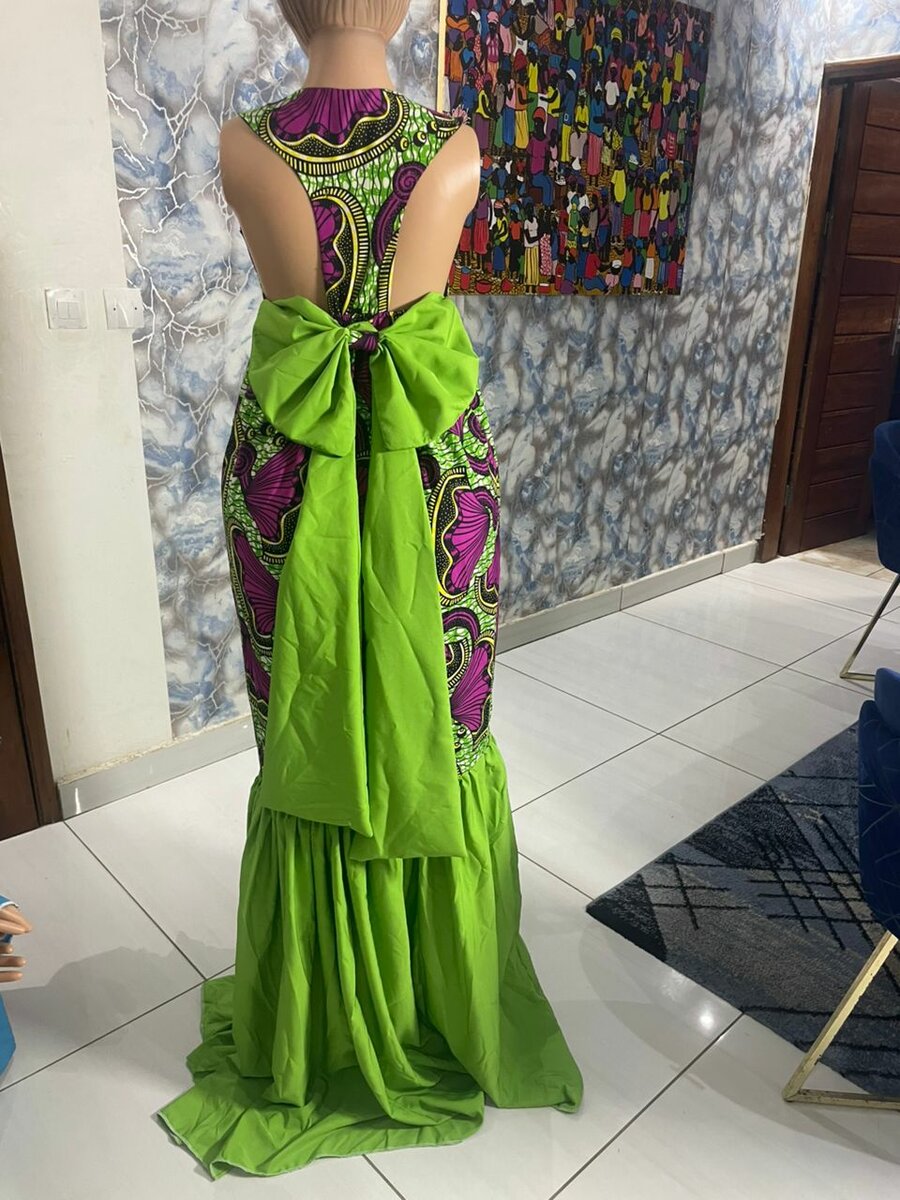 Robe dos nu avec nœud papillon