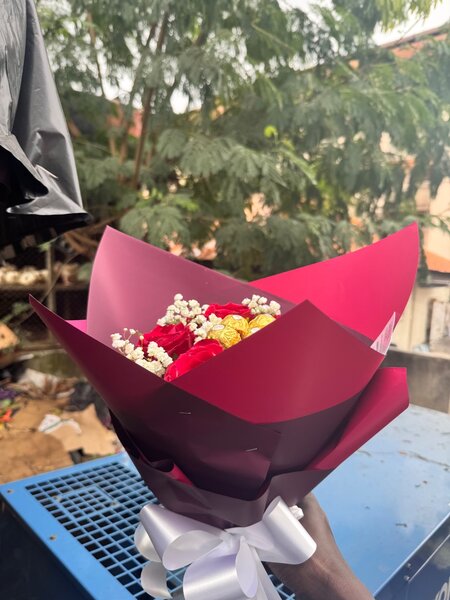 Bouquet de roses et gypsophile