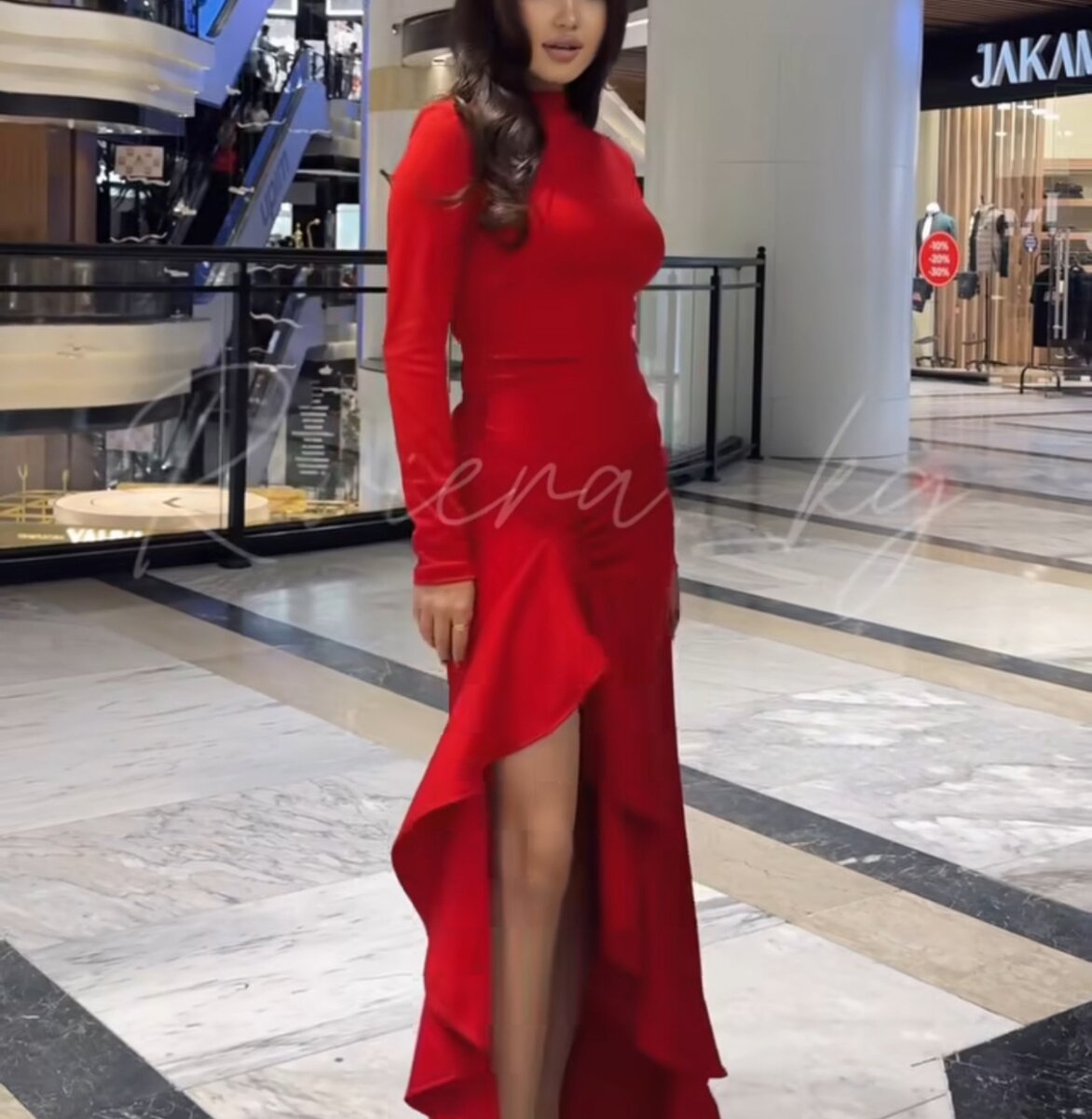 Продам элегантное бордовое платье с разрезом.