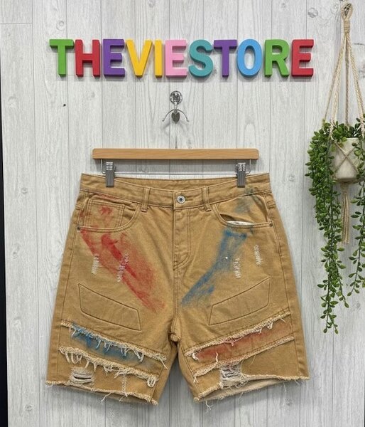 Shorts en jeans déchirés et peints