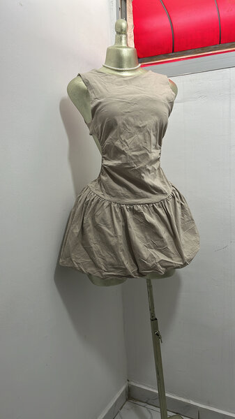 Robe Beige Évasée Sans Manches