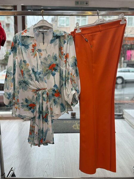 Ensemble blouse fleurie et pantalon orange