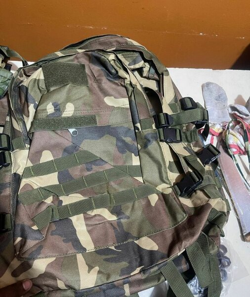 T-Shirt camouflage homme et sac à dos