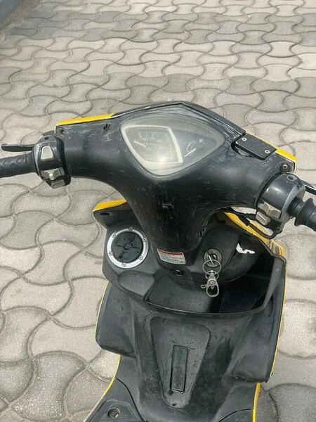 Scooter Jaune Électrique