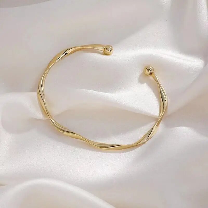 𝐌𝐢𝐧𝐢𝐦𝐚𝐥𝐢𝐬𝐭 𝐓𝐰𝐢𝐬𝐭𝐞𝐝 Bracelet