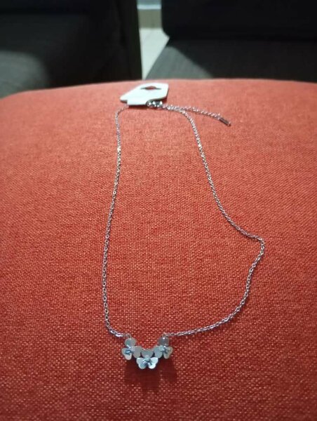 Collier élégant en métal doré