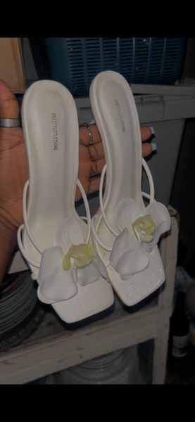 Sandales blanches à fleurs