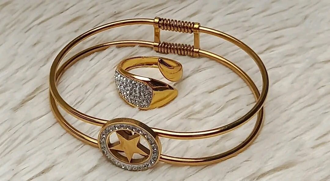 Bracelets et bagues dorés élégants