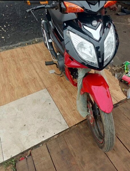 Moto Honda rouge et noir