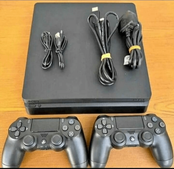 Sony PlayStation 4 Slim avec 2 manettes