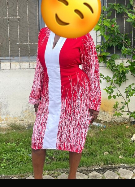 Robe élégante rouge à motifs