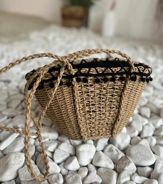 Соломенная плетёная сумочка.