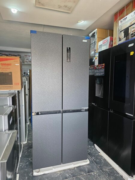 Réfrigérateur moderne à portes françaises