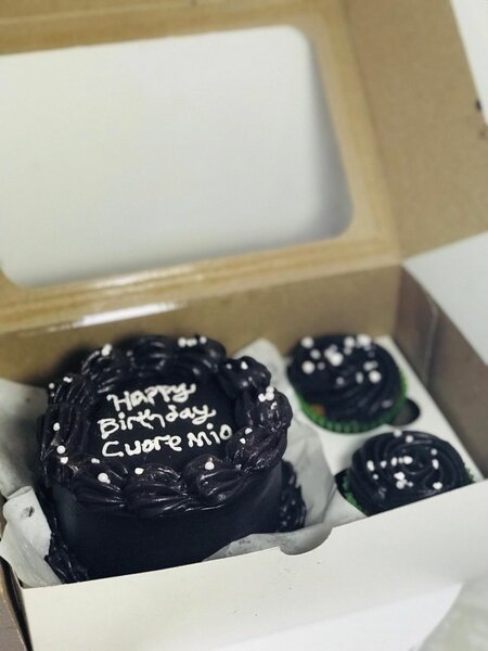 Bento with 2 cupcakes