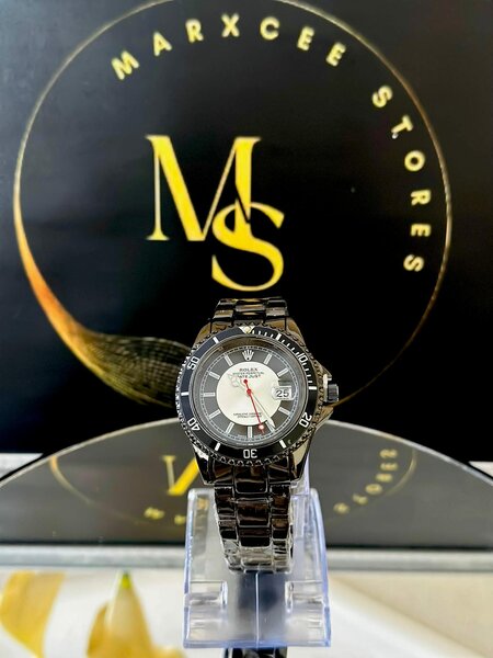 Women's wristwatch with metal bracelet