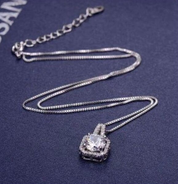 Collier élégant avec pendentif en diamant