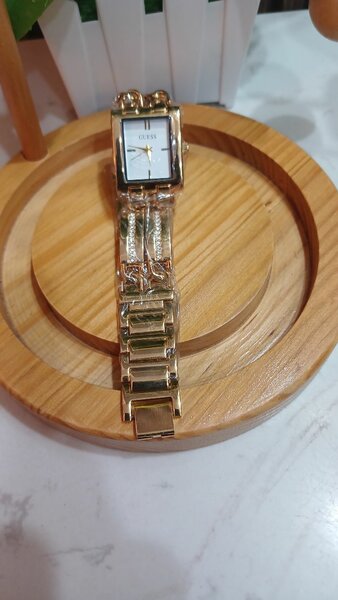 Montre Femme Luxe en Or Guess
